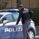 Tenta la fuga e causa un incidente all’auto della polizia