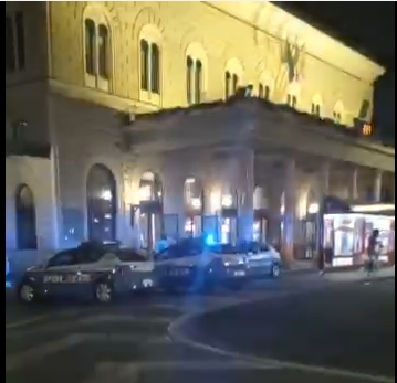 Aggressione a bordo di un treno in stazione: feriti due agenti della Polfer