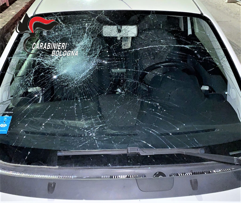 Aggredisce la moglie e le rompe parabrezza dell’auto