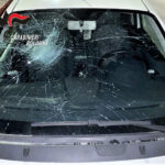 Aggredisce la moglie e le rompe parabrezza dell’auto