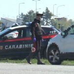 Nasconde qualcosa durante controllo Cc, a casa 350 grammi di droga