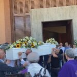 Giulia e Alessia, fiori e commozione alla camera ardente