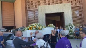 Giulia e Alessia, fiori e commozione alla camera ardente