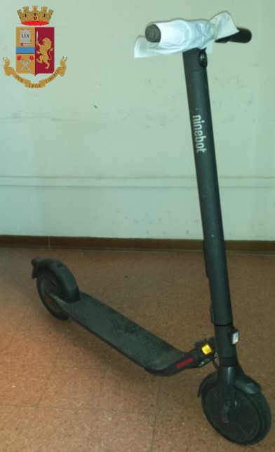 In strada a bordo di un monopattino rubato: denunciato 23enne