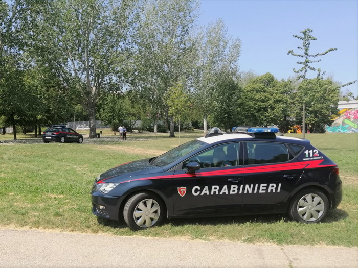 Sesso al parco alle 6 del pomeriggio, coppia denunciata
