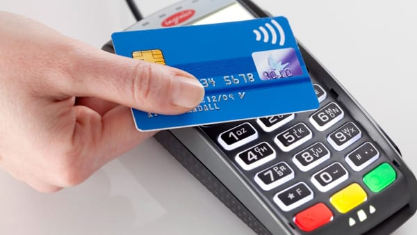 Perde la carta di credito, in tre tentano di usarla ma vengono smascherati