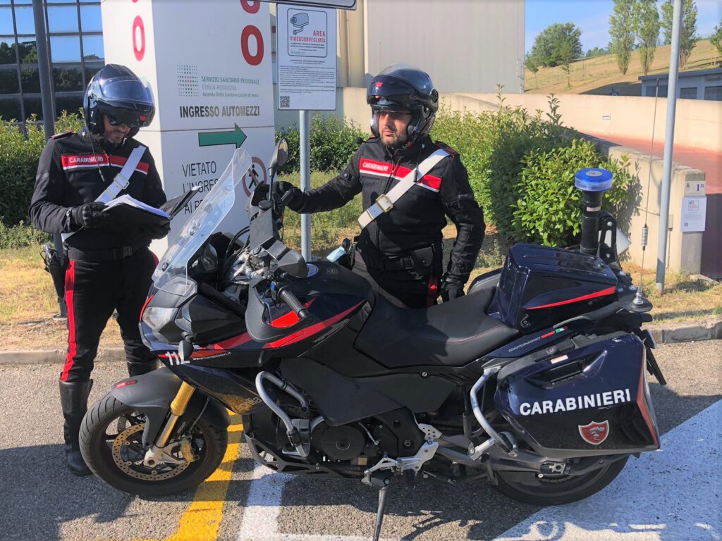 Tira un pugno a una operatrice sanitaria, denunciato paziente di 67 anni