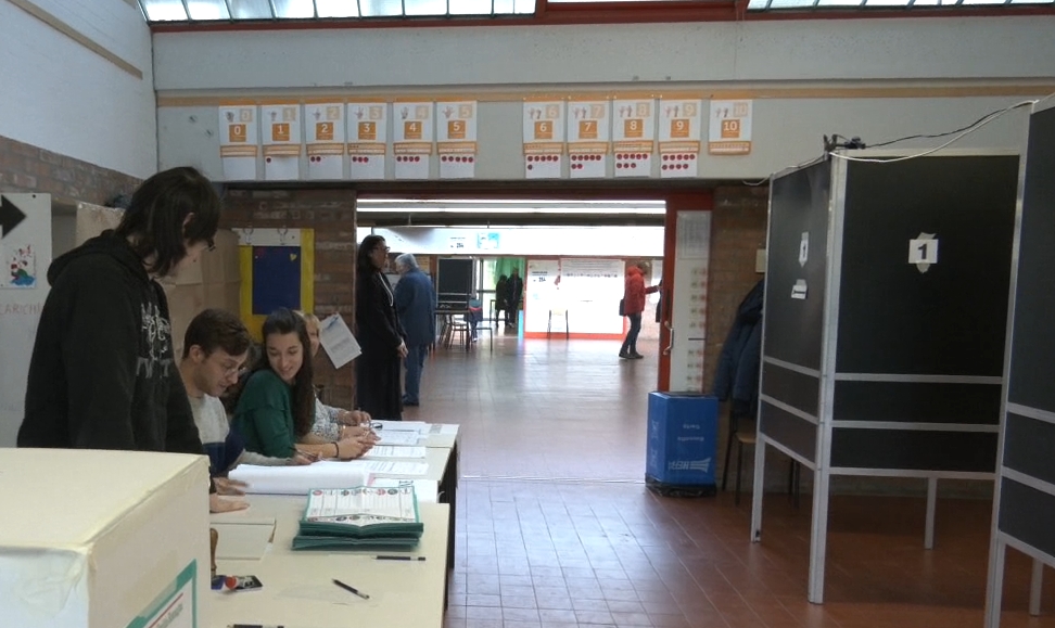Emilia-Romagna al voto: affluenza bassa poco oltre il 35% (dato delle 23 di domenica). Si vota fino alle 15