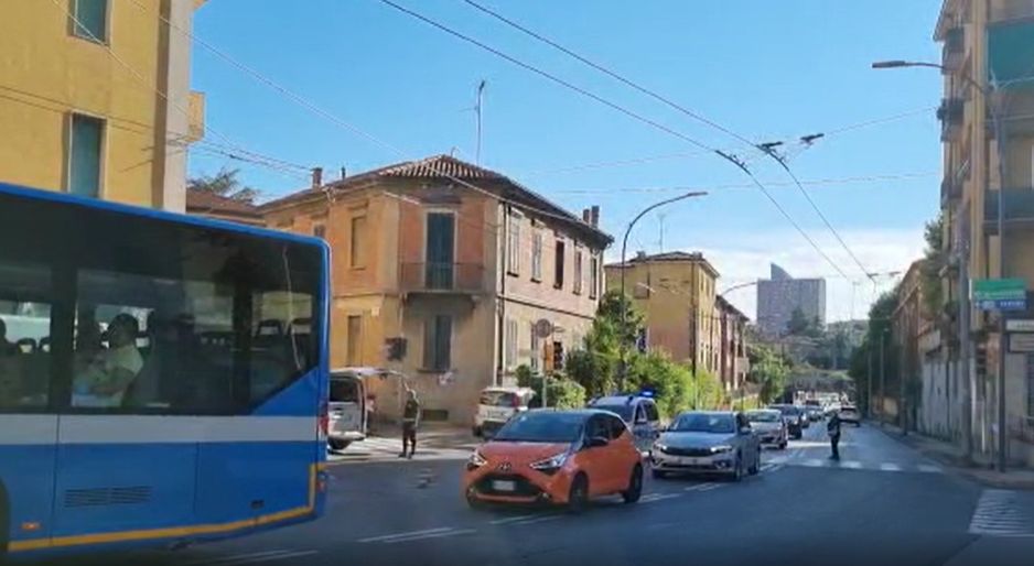 Pedone investito in via Massarenti, è grave