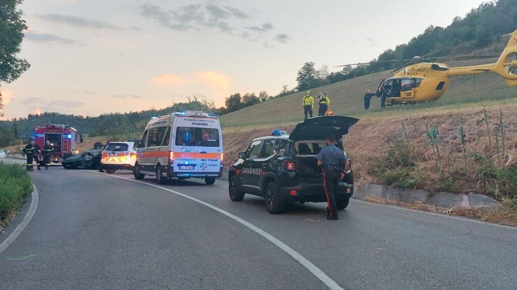 Auto si ribalta a Pian di Macina, grave un 30enne