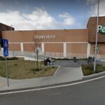 Ruba 80 scatolette di tonno e spintona il vigilante, arrestato