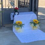 Alessia e Giulia, fiori davanti alla casa di Castenaso