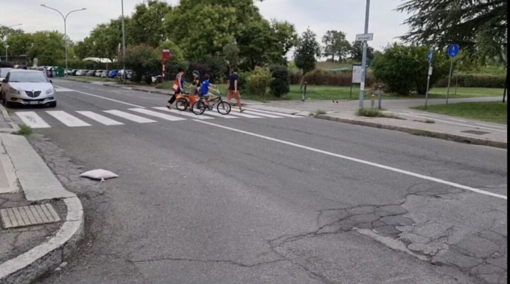 Bimba di 3 anni investita sulle strisce a Bologna