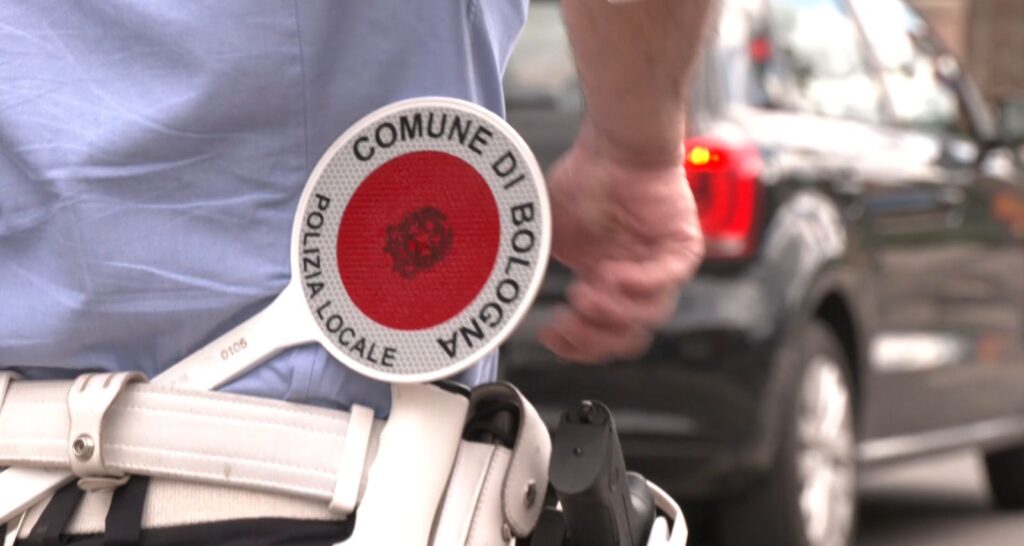 Minaccia gli agenti con una bottiglia rotta, immobilizzato e fermato