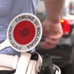 Minaccia gli agenti con una bottiglia rotta, immobilizzato e fermato