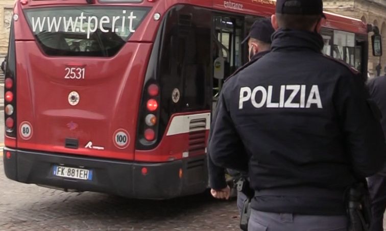 Sul bus con droga e cane rubato, interviene la polizia