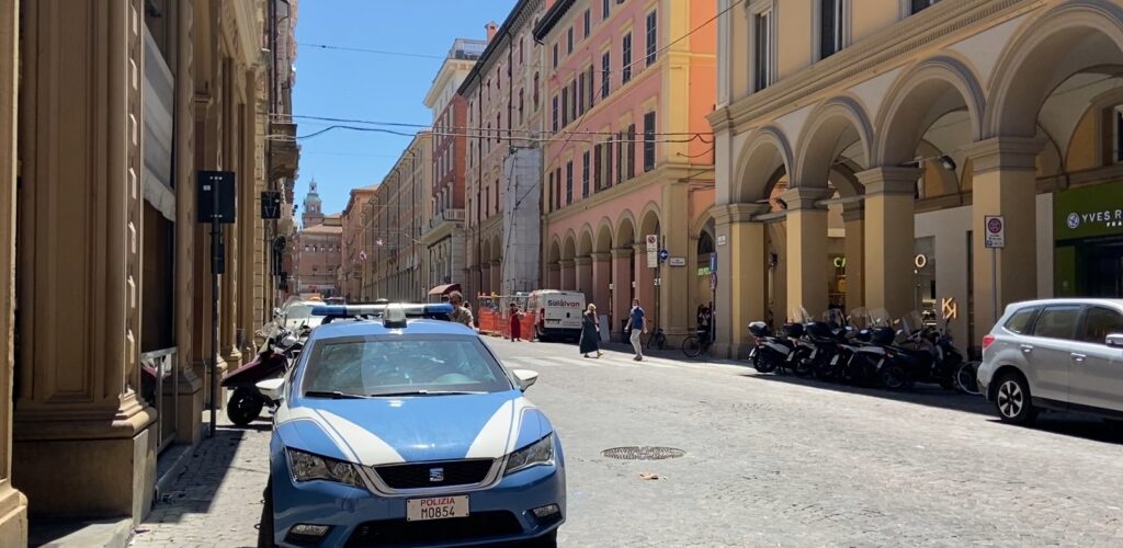 Tentano di pagare 95 euro di vestiti con soli 50 euro: denunciate