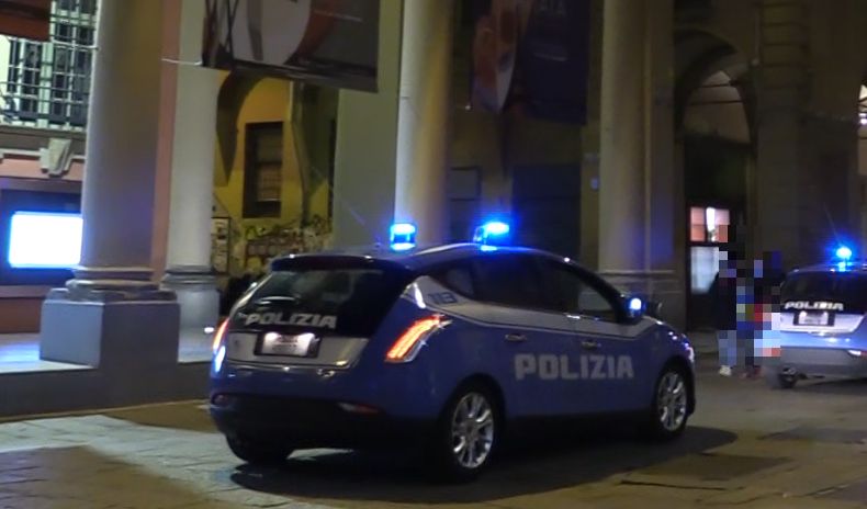 Rissa a bottigliate in via Zamboni, un ferito