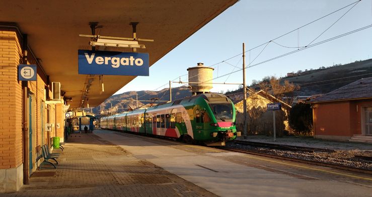 Ruba la borsa a una coetanea, denunciato 16enne