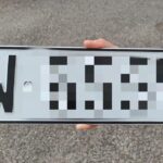 Targa modificata con nastro adesivo: denunciato automobilista