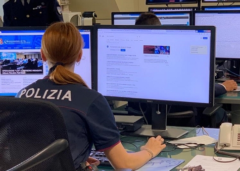 Vende online gli stessi cerchi in lega per auto 14 volte: truffatore denunciato