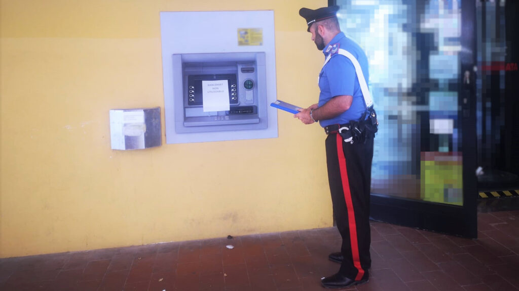 Tentato assalto esplosivo al bancomat: ladri messi in fuga dai carabinieri