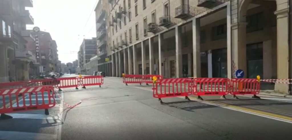 Via Saffi riapre al traffico