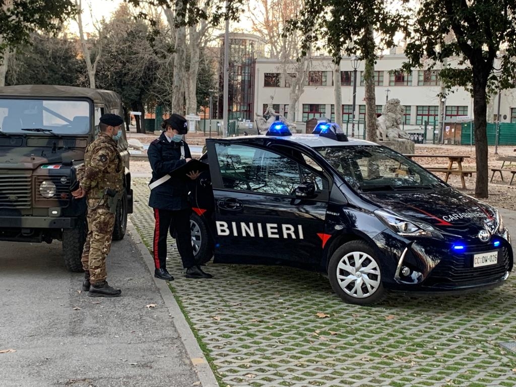 Parco della Montagnola: si tocca davanti a due minorenni, denunciato