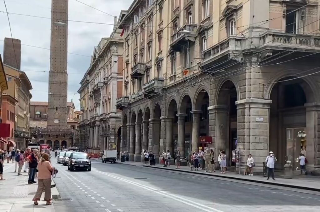 Furto degenera in rapina alla Nike di via Rizzoli