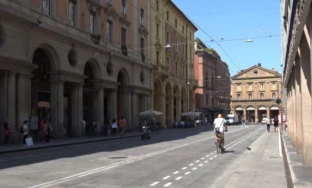 Gli strappano la catenina, reagisce e la recupera