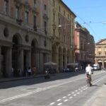 Gli strappano la catenina, reagisce e la recupera