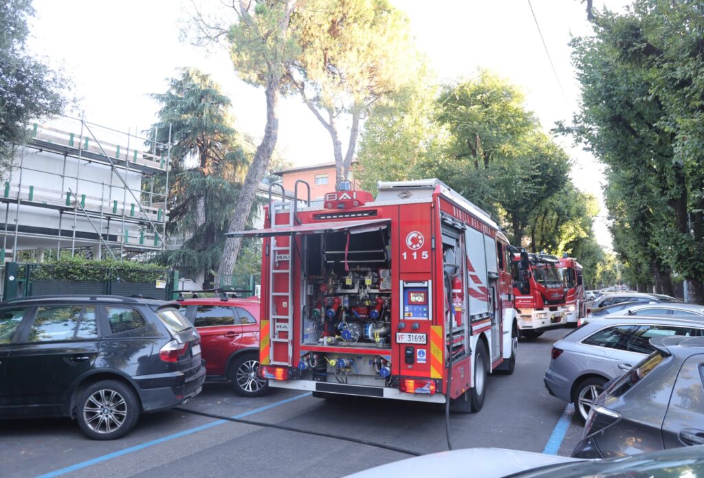 Incendio in via Albertazzi, a fuoco il tetto di una villetta