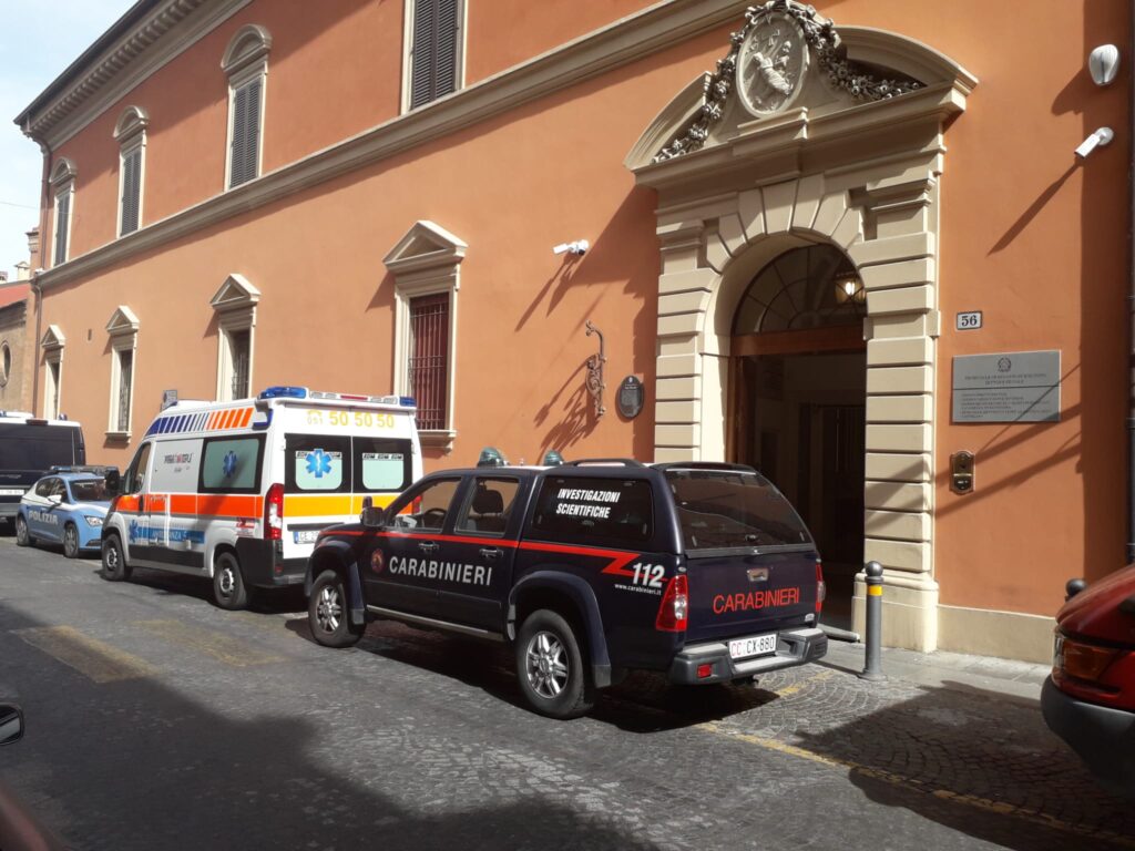 Busta sospetta in Tribunale: artificieri sul posto, accertamenti in corso