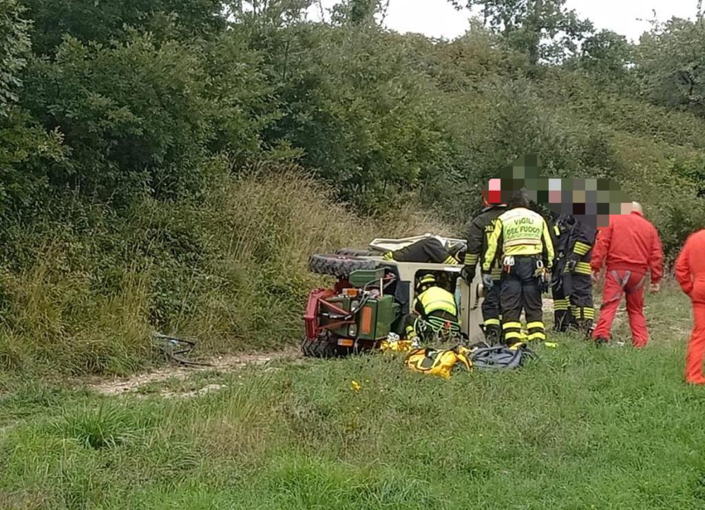 Appennino, anziano finisce sotto il trattore: salvato