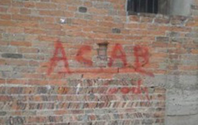 Imbratta i muri con scritte contro le forze dell’ordine, ma viene sorpreso dai carabinieri