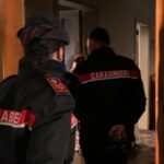 Grida alla moglie: “Getta la droga nel gabinetto”