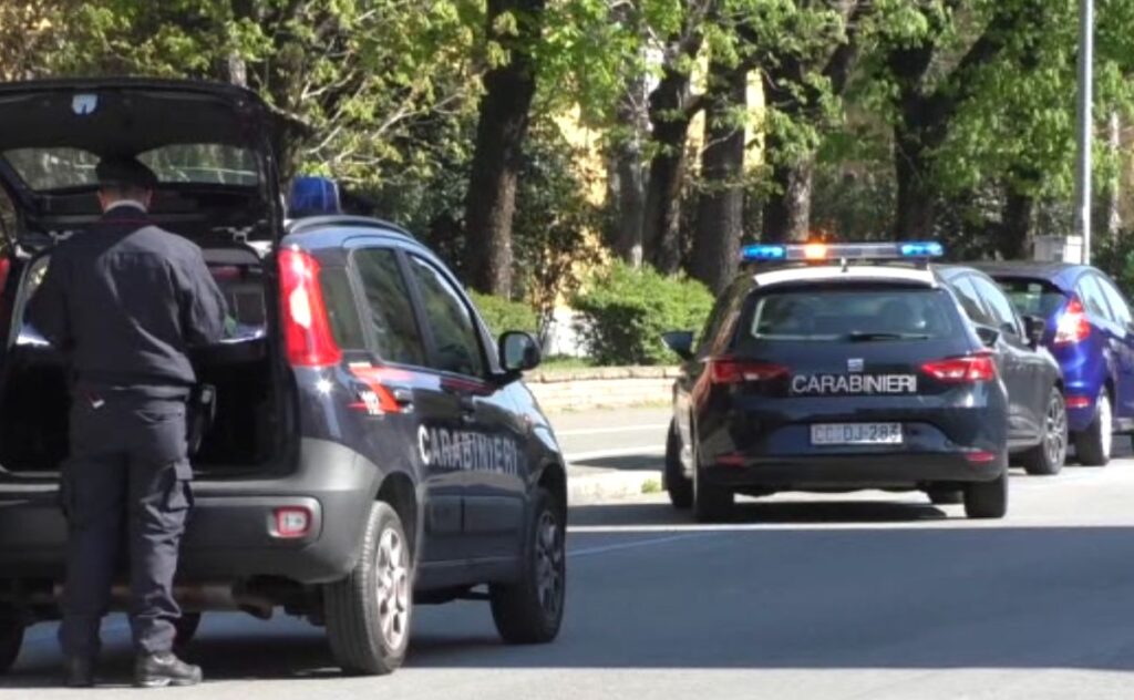 Nudo in strada aggredisce sanitari e Cc, arrestato