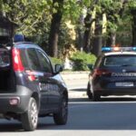 Nudo in strada aggredisce sanitari e Cc, arrestato