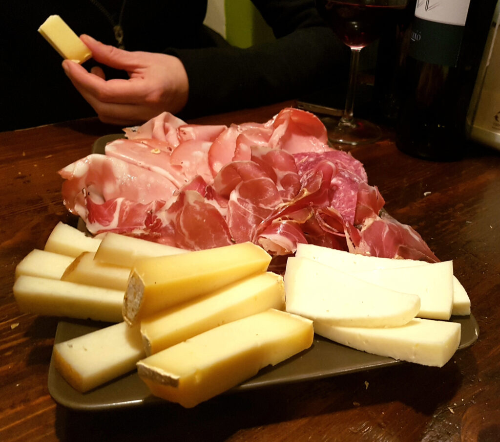 Tagliere di salumi e formaggi e tagliatelle al ragù diventano ‘De.Co’