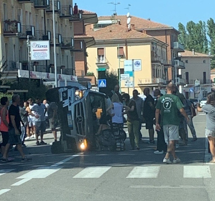 Incidente stradale a Castenaso: auto ribaltata all’incrocio