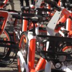 Ruba portafogli e cellulare a un addetto alla manutenzione delle Mobike: arrestato