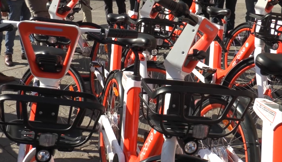 Ruba portafogli e cellulare a un addetto alla manutenzione delle Mobike: arrestato