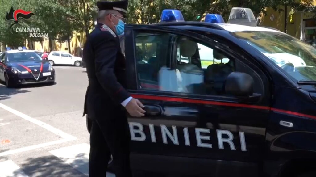 Maltratta la madre e le due sorelle: divieto avvicinamento per un 21enne