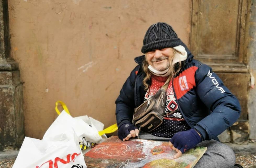 Morto il clochard Stefano, il ‘pittore’ di via San Felice