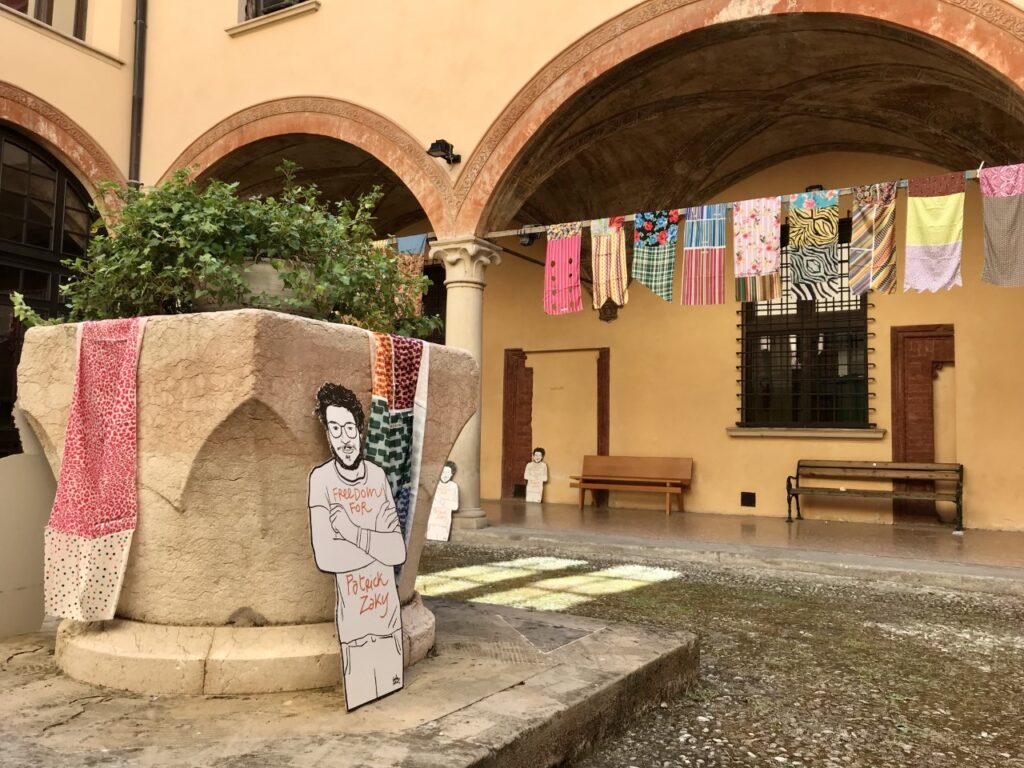 Foto e drappi colorati: l’Unibo aspetta Patrick Zaki