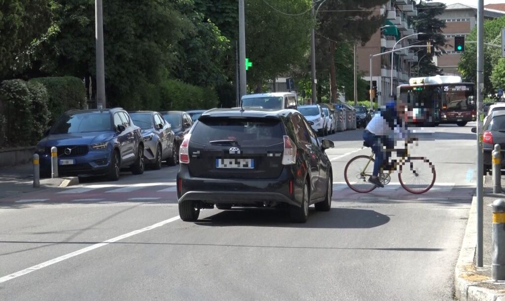 Auto investe 13enne sulle strisce pedonali, il ragazzino è grave