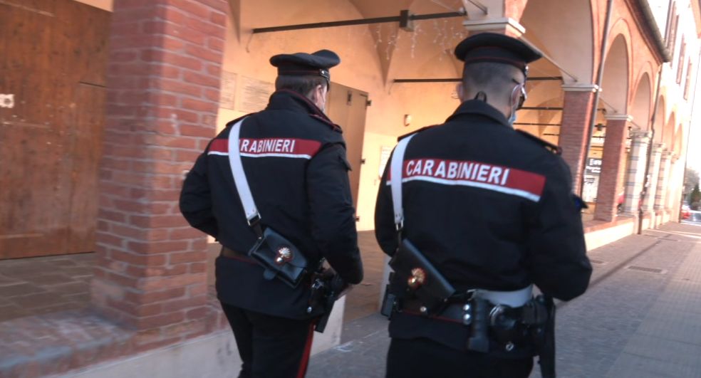 A 17 anni tenta la fuga su scooter rubato