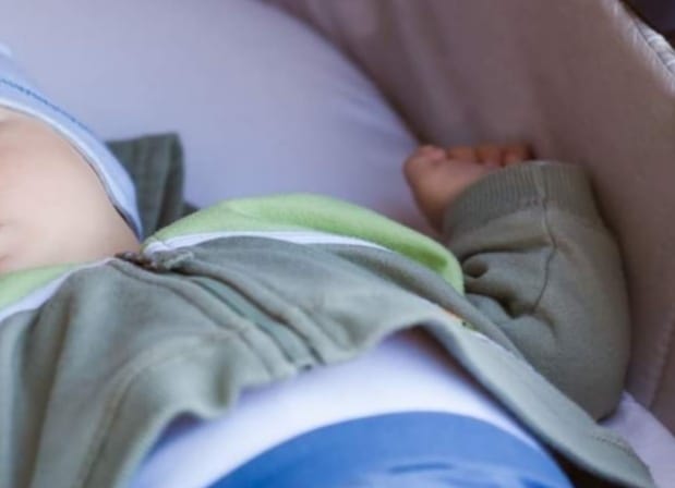 Padre fugge con il figlio di appena quattro mesi. La polizia lo trova dopo ore, il bimbo sta bene