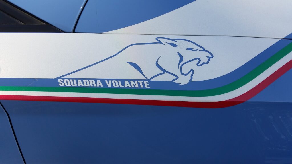 Una donna ruba in una vettura, ma viene bloccata dalla Polizia