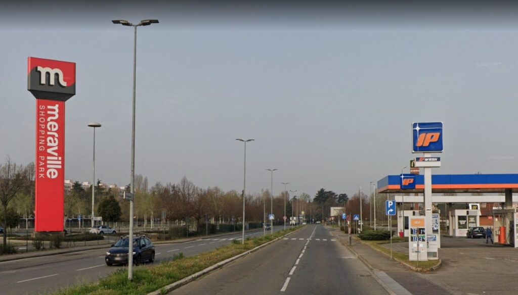 Rapina in area di servizio in via Carnacini: bandito porta via l’auto a benzinaio